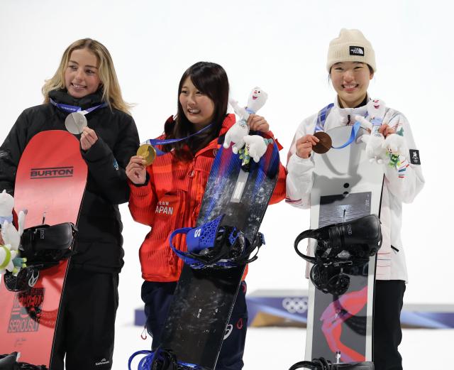  9일현지시간 이탈리아 리비뇨 스노파크에서 열린 2026 밀라노-코르티나담페초 동계올림픽 스노보드 여자 빅에어 시상식에서 동메달을 차지한 유승은이 금메달을 차지한 일본의 무라세 고코모 은메달을 차지한 뉴질랜드의 조이 사도스키 시넛과 기념촬영을 하고 있다 2026210 연합뉴스