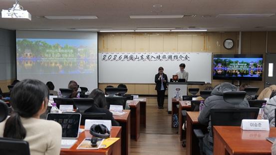 CTG관광中旅旅行 대표가 현장 내빈들에게 ‘산둥성 인바운드 관광’을 홍보하고 있다 사진＝리하오