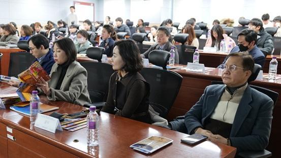 현장에서 내빈들이 ‘프랜들리 산둥好客山东’ 한국어 홍보 영상을 시청하고 있다 사진＝리하오