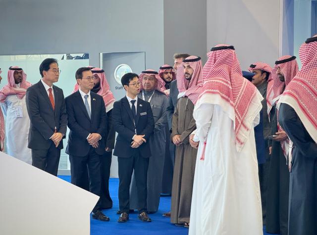 칼리드 빈 살만 사우디아라비아 국방부 장관이 8일현지시간 사우디아라비아 수도 리야드에서 열린 국제방산전시회WDS 2026에서 한국 기업 부스를 방문해 설명을 듣고 있다 사진LIG넥스원
