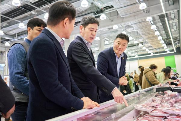 정용진 신세계그룹 회장이 설 명절을 앞두고 지난 9일 트레이더스 인천 구월점을 방문해 둘러보고 있다 사진신세계그룹