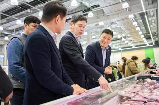 정용진, 올해만 3번째 현장경영…새 먹거리 찾고 발전시켜야