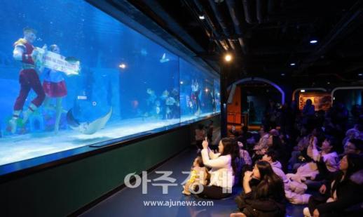 [포토] 씨라이프 코엑스 아쿠아리움, 설 맞이 수중 한복 공연 진행