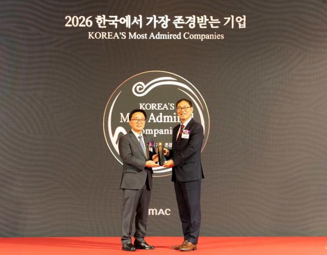 이건명 S-OIL 국내영업본부장오른쪽이 10일 열린 ‘2026 한국에서 가장 존경받는 기업’ 시상식에서 한수희 한국능률협회컨설팅KMAC 대표왼쪽와 기념 촬영을 하고 있다 사진에쓰오일