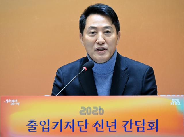 오세훈 서울시장이 10일 시청에서 열린 2026 출입기자단 신년간담회에서 탈당은 전혀 고려하고 있지않다고 말했다 사진서울시
