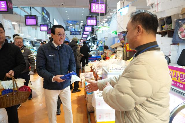 10일 노동진 수협중앙회장사진 왼쪽이 서울 동작구 노량진수산시장을 방문해 수산물 판매와 시장 발전에 힘쓰고 있는 시장 상인들에게 감사의 뜻을 담아 설 격려 엽서 떡 핸드크림 등이 담긴 복주머니를 전달하고 있다 사진수협중앙회