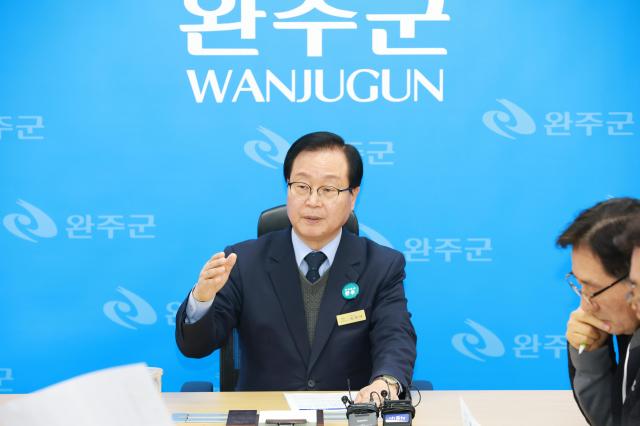 유희태 완주군수가 10일 완주 햇빛연금마을사업에 대한 브리핑을 진행하고 있다사진완주군