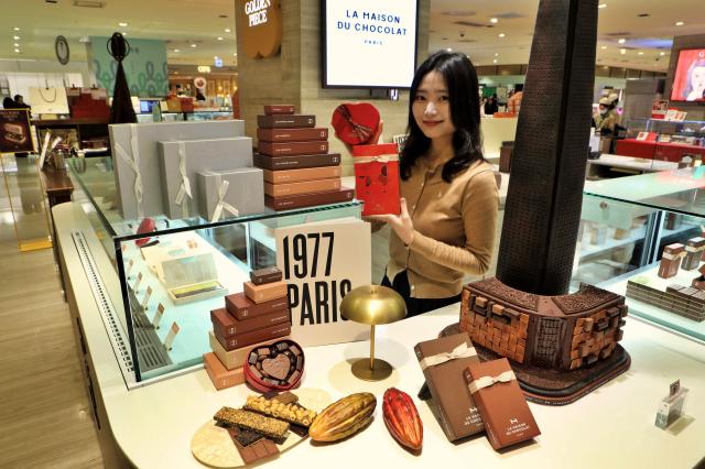 서울 중구 소공동에 위치한 롯데백화점 본점 지하 1층 라메종뒤쇼콜라 매장에서 모델이 설 선물세트를 홍보하고 있다 사진롯데백화점