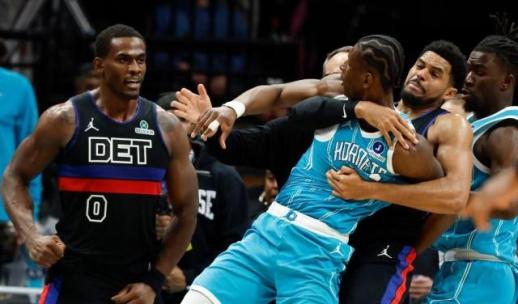 NBA 코트서 주먹 오갔다…디트로이트-샬럿 선수 4명 동시 퇴장 소동