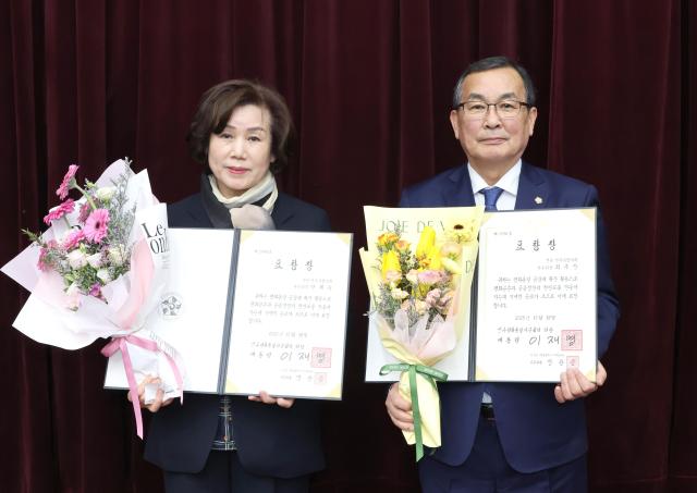 최주만 전주시의회 부의장오른쪽과 박혜숙 문화경제위원장