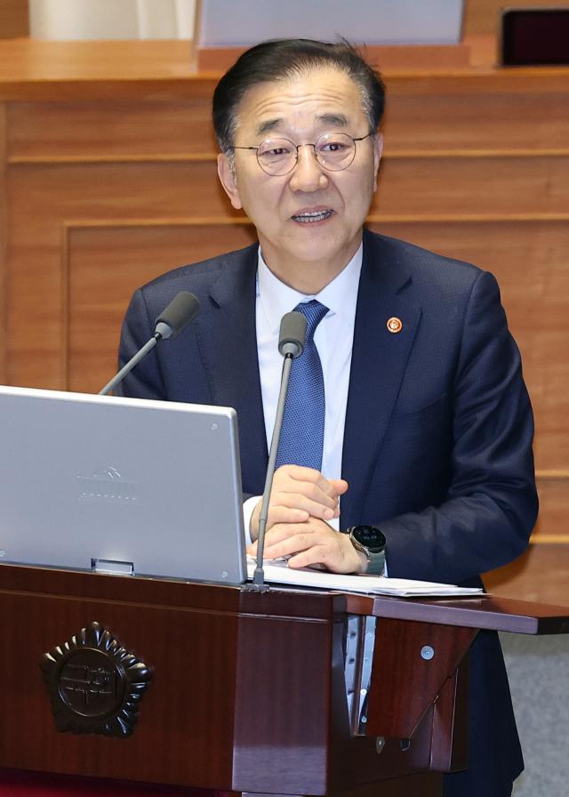 김윤덕 국토교통부 장관이 10일 국회 본회의장에서 열린 경제 분야 대정부질문에서 여야 의원들의 질문에 답하고 있다  사진연합뉴스