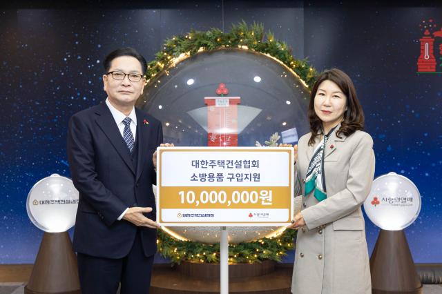 10일 서울 중구 사회복지공동모금회에서 김성은 대한주택건설협회 회장왼쪽이 김경희 사회복지공동모금회 사회공헌본부장에게 소방용품 구입비용 1000만원 기증서를 전달하고 있다 대사진대한주택건설협회