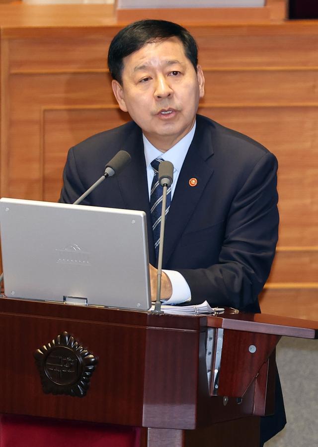 구윤철 부총리 겸 재정경제부 장관이 10일 국회 본회의장에서 열린 경제 분야 대정부질문에서 여야 의원들의 질문에 답하고 있다 사진연합뉴스