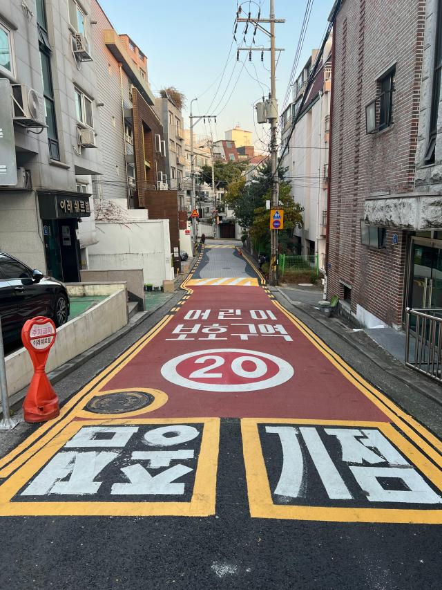 서울 한 골목 도로에 보호구역 표지가 설치돼 있다 사진서울시