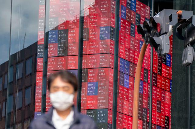 10일 일본 도쿄의 닛케이지수 현황판이 상승을 뜻하는 붉은색으로 물들어 있다 사진AFP·연합뉴스