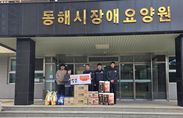 동해지방해양경찰청이 지역 내 장애인센터 등 사회복지시설 2곳을 방문해 80만원 상당의 위문품을 전달하고 있다 사진동해해경청