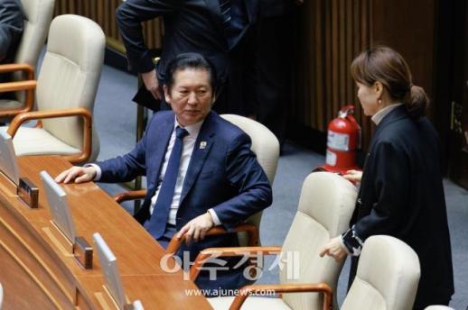 [포토] 임오경 의원과 대화 나누는 정청래 대표