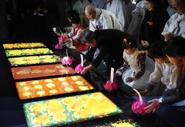 10일 오후 경기도박물관에서 열린 개관 30주년 기념 성파선예전 특별전 에 참석한 김동연 경기도지사가 전시관람 중 소원 연꽃 띄우기를 하고 있다 사진경기도