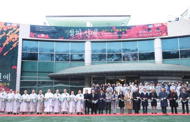 10일 오후 경기도박물관에서 열린 개관 30주년 기념 성파선예전 특별전 에 참석한 김동연 경기도지사와 주요내빈들이 테이프 커팅 및 기념촬영을 하고 있다 사진경기도