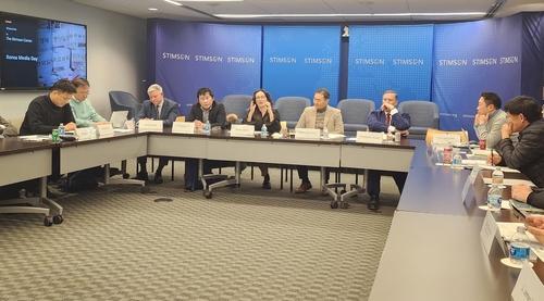 미국 싱크탱크인 스팀슨센터가 9일현지시간 워싱턴DC의 센터 사무실에서 한국 특파원단과 한국 언론의 날 행사를 하고 있다 사진연합뉴스