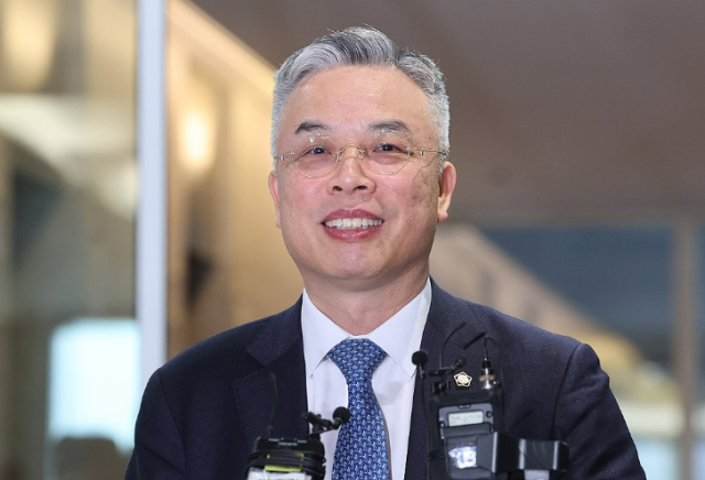 2차 종합특검에 임명된 권창영 변호사가 지난 6일 서울 중구 소속 법률사무소로 출근해 소감을 밝히고 있다 사진연합뉴스 