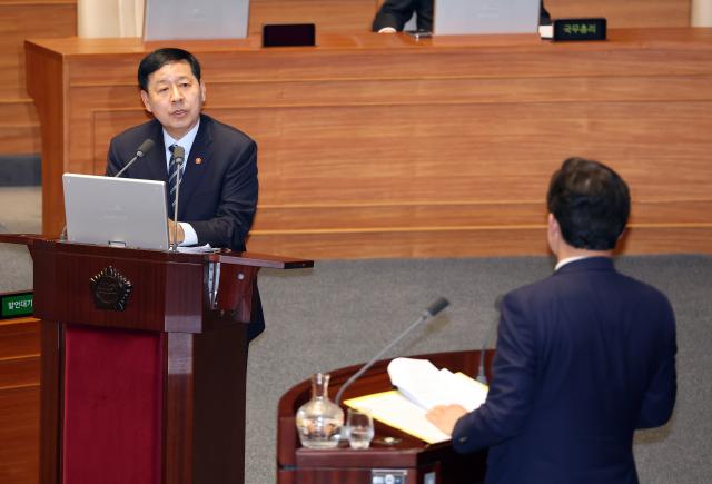 구윤철 부총리 겸 재정경제부 장관이 10일 국회 본회의장에서 열린 경제 분야 대정부질문에서 국민의힘 윤영석 의원의 질문에 답하고 있다 사진연합뉴스