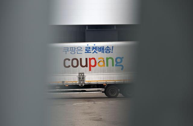 쿠팡 정보유출 3천367만건보다 커질 가능성…
    서울연합뉴스 김인철 기자  10일 과학기술정보통신부가 발표한 쿠팡 개인정보 유출 및 침해 사고에 관한 민관 합동 조사 결과에 따르면 개인정보 규모는 정부가 당초 추정하던 대로 3천300만건을 넘어서고 범인이 들여다본 배송지 주소 등의 정보는 1억5천만건에 달하는 것으로 파악됐다
    사진은 이날 서울의 한 쿠팡 캠프 모습 2026210
    yatoyaynacokr2026-02-10 140520
저작권자 ⓒ ㈜연합뉴스 무단 전재 재배포 금지 AI 학습 및 활용 금지저작권자 ⓒ ㈜연합뉴스 무단 전재 재배포 금지 AI 학습 및 활용 금지