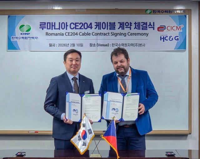 한국수력원자력이 10일 체코 CICM과 루마니아 건설사업 케이블 기자재 공급 계약 체결식을 진행한 뒤 기념 촬영을 하고 있다 사진한국수력원자력