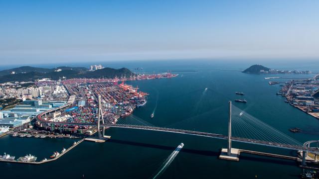 부산항 북항 전경_부산항대교 외부부터 순서대로 신감만 감만 신선대부두사진부산항만공사
