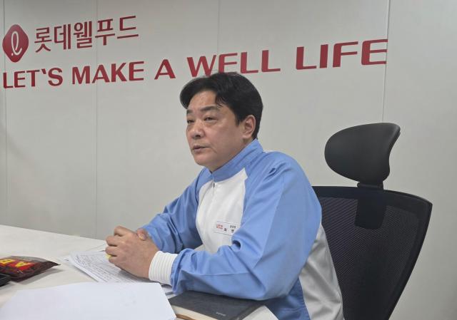 최명완 롯데웰푸드 양산공장장이 최근 도입한 BTC 신형설비에 대해 소개하고 있다 사진김현아 기자
