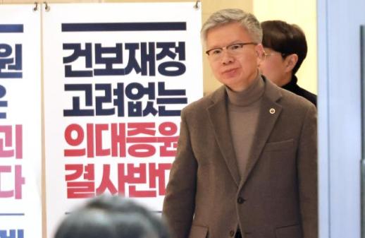 의대 증원 확정에 의사·환자단체 모두 반발