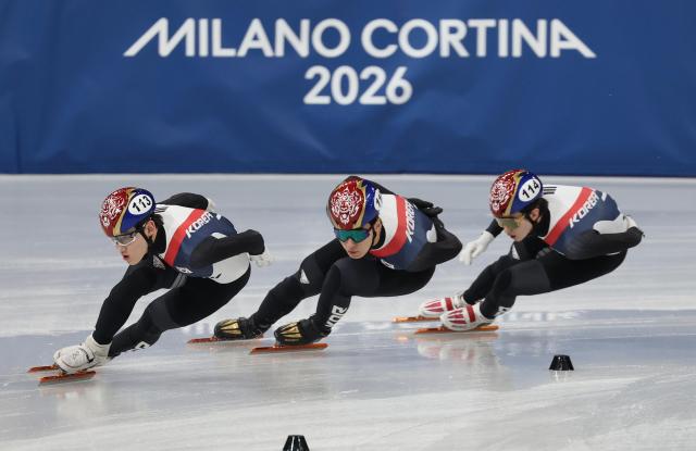 2026 밀라노·코르티나담페초 동계올림픽 개막을 사흘 앞둔 3일현지시간 이탈리아 밀라노 아이스스케이팅 아레나에서 쇼트트랙 임종언 황대헌 신동민이 훈련하고 있다 사진연합뉴스