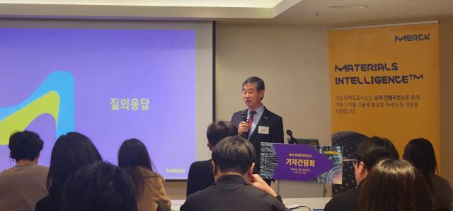김우규 머크 한국 대표가 10일 세미콘 코리아 2026 기자간담회를 통해 올해 차업 전략 등에 대해 설명하고 있다 사진김나윤 기자