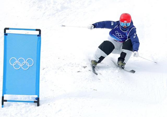 10일한국시간 이탈리아 리비뇨 에어리얼 모굴 파크에서 열린 밀라노·코르티나담페초 동계올림픽 남자 모굴 예선에서 정대윤이 슬로프를 내려오고 있다 사진연합뉴스
