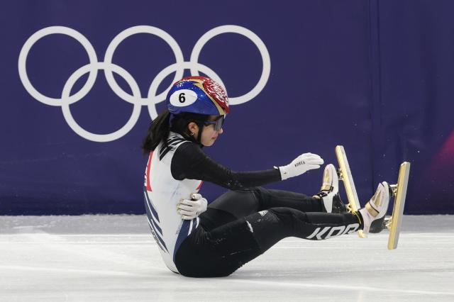10일현지시간 이탈리아 밀라노 아이스스케이팅 아레나에서 열린 2026 밀라노ㆍ코르티나담페초 동계올림픽 쇼트트랙 혼성계주 준결승에서 미국 선수에 걸려 넘어진 한국 김길리가 고통스러워하고 있다 사진연합뉴스
