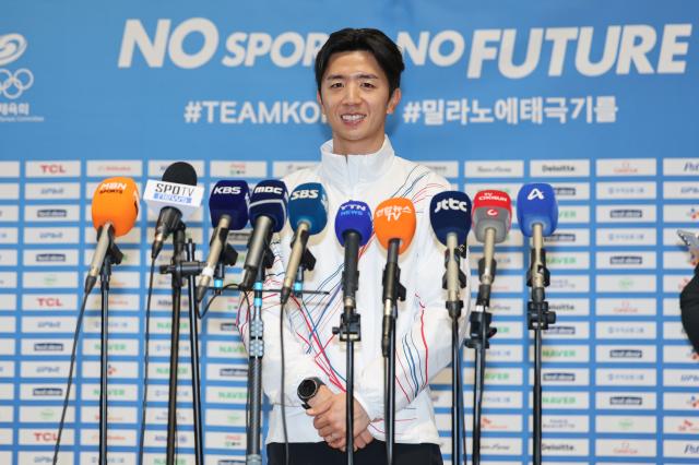 2026 제25회 2026 밀라노·코르티나담페초 동계올림픽에 참가하는 바이애슬론 최두진이 30일 인천국제공항 제2여객터미널을 통해 출국하기 전 취재진과 인터뷰하고 있다 사진연합뉴스