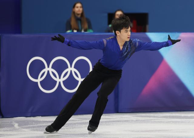 10일현지시간 이탈리아 밀라노 아이스스케이팅 아레나에서 열린 2026 밀라노ㆍ코르티나담페초 동계올림픽 남자 싱글 쇼트 프로그램에 출전한 김현겸이 연기를 펼치고 있다 사진연합뉴스