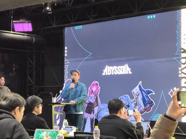 정중재 NHN 게임사업실장이 지난 10일 NHN 판교 사옥에서 열린 기자간담회에서 신작 어비스디아의 전략을 소개하고 있다사진백서현 기자