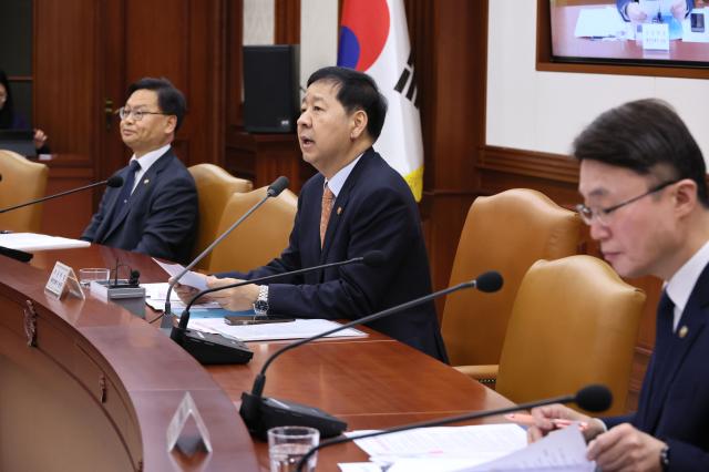 구윤철 부총리 겸 재정경제부 장관이 11일 서울 종로구 정부서울청사에서 열린 민생물가 특별관리 관계장관 TF를 주재하고 있다사진연합뉴스