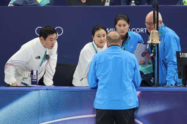 10일현지시간 이탈리아 밀라노 아이스스케이팅 아레나에서 열린 2026 밀라노ㆍ코르티나담페초 동계올림픽 쇼트트랙 혼성계주 준결승에서 김길리가 미국팀과 충돌해 넘어지자 경기가 끝난 뒤 김민정 코치과 심판진과 대화를 나누고 있다 사진연합뉴스