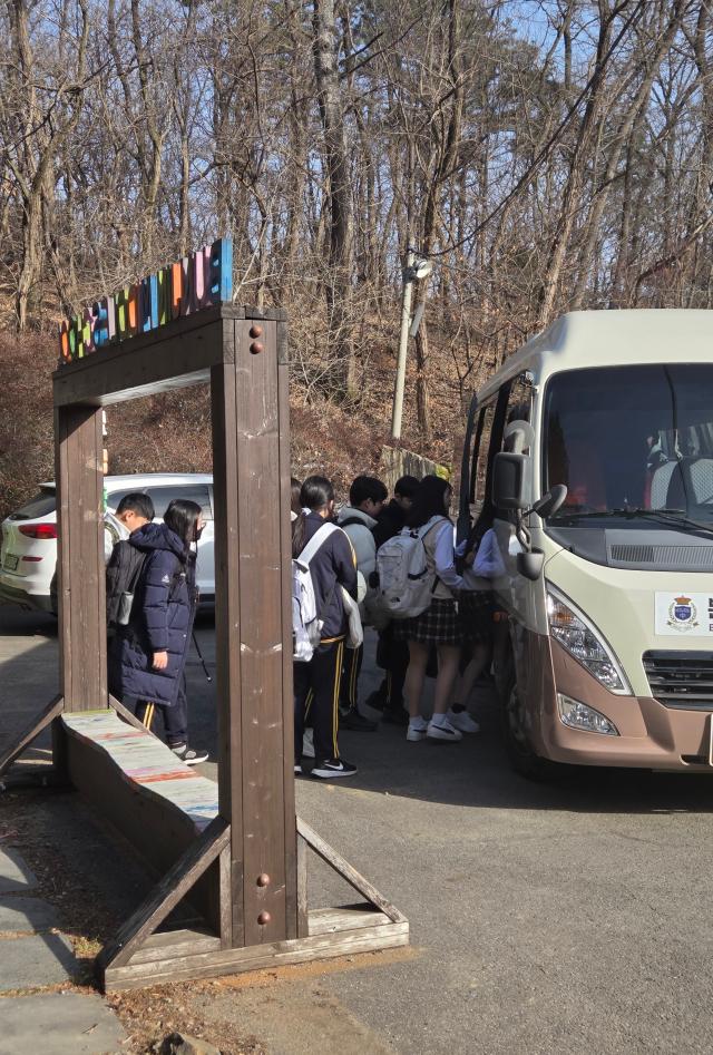 통학지원차량 임차운영비 지원으로 학생들이 보다 편안하게 학교 통학버스를 이용하고 있는 모습 사진김포시