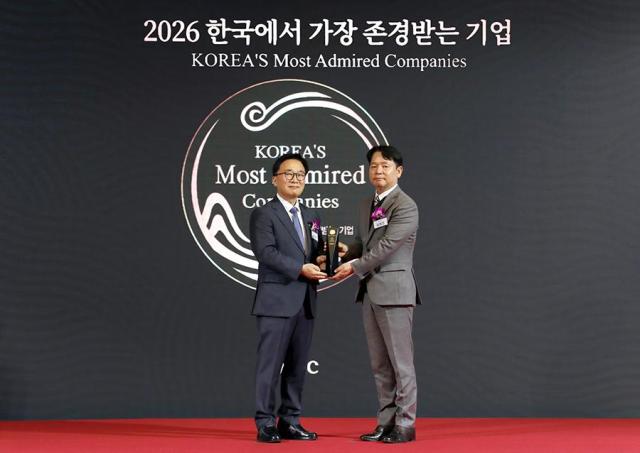 김영진 한일시멘트 부사장오른쪽이 지난 10일 서울 영등포구 콘래드 호텔에서 ‘2026 한국에서 가장 존경받는 기업’ 인증패를 수여받았다 사진한일시멘트