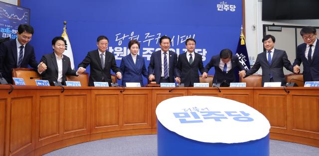 정청래 더불어민주당 대표와 한병도 원내대표 최고위원들이 11일 국회에서 열린 최고위원회의에서 손을 잡고 인사하고 있다 사진연합뉴스

