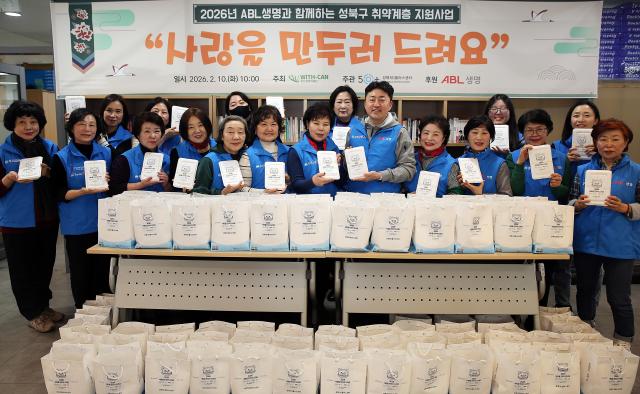 ABL생명이 10일 서울 성북구 성북50플러스센터에서 만두빚기 봉사활동을 진행했다 사진ABL생명