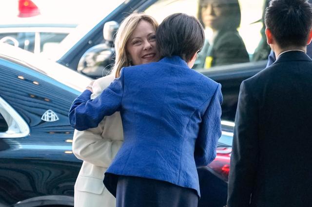 지난달 16일 아시아 순방 중 일본을 방문한 조르자 멜로니 이탈리아 총리가 다카이치 사나에 일본 총리와 포옹하고 있다사진AP연합뉴스