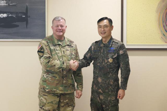 구상모 합참 군사지원본부장오른쪽이 11일 합참을 방문한 마크 시멀리 미국 국방군수국장과 기념촬영을 하고 있다 사진합동참모본부