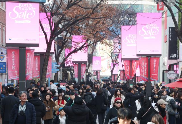 서울 중구 명동거리를 찾은 관광객들[사진=연합뉴스]