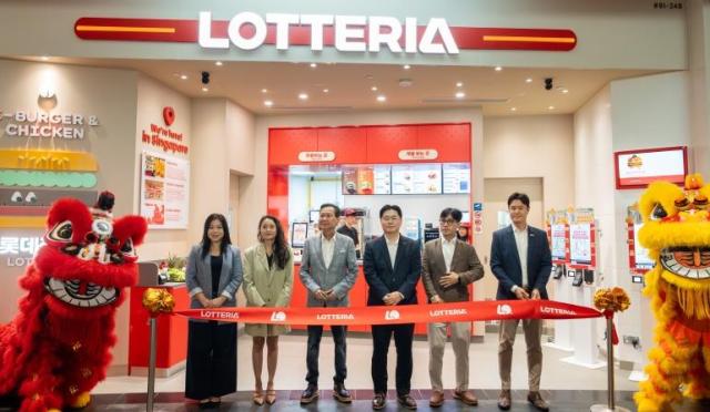 지난 10일 열린 롯데리아 싱가포르 1호점 그랜드 오픈식에서 이원택 롯데GRS 이원택 대표이사오른쪽 세번쨰와 알란 고 카트리나그룹 회장오른쪽 네번째가 기념촬영을 하고 있다 사진롯데GRS