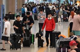 밀려오는 유커 특수... 내수 침체 유통업계 유커 발길 붙잡아라