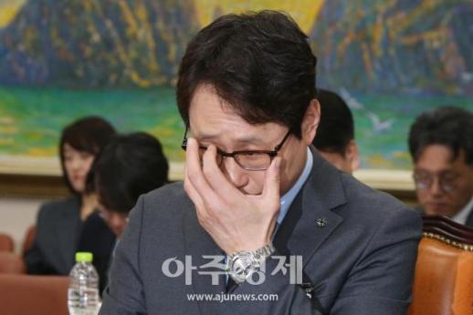 [포토] 안경 고쳐쓰는 ​​​​​​​이재원 빗썸 대표이사